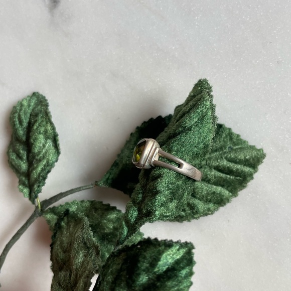 Bask | Silver Faceted Peridot Ring | 7 - Picture 10 of 14